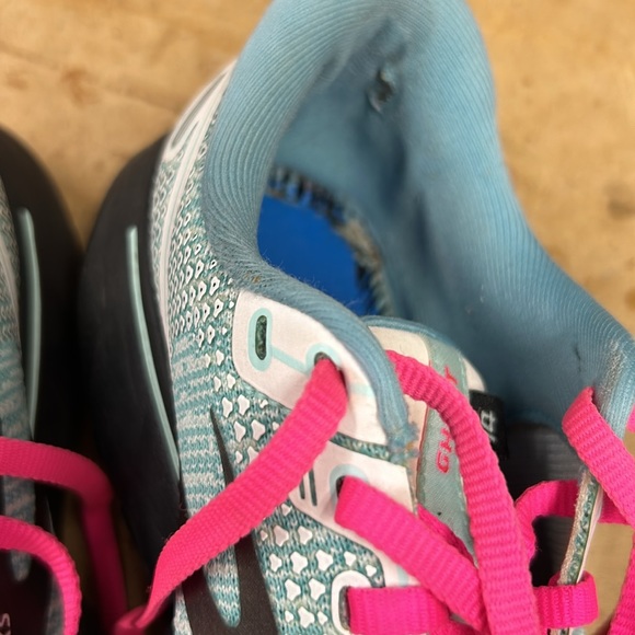 Brooks brand women’s running shoes size 8 shoes show some wear pictured - Picture 7 of 9